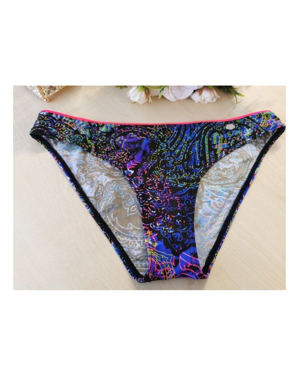 Triumph 40(L) dydžio margos maudymosi kostiumėlio kelnaitės Swim Wow Comfort Paisley Mini